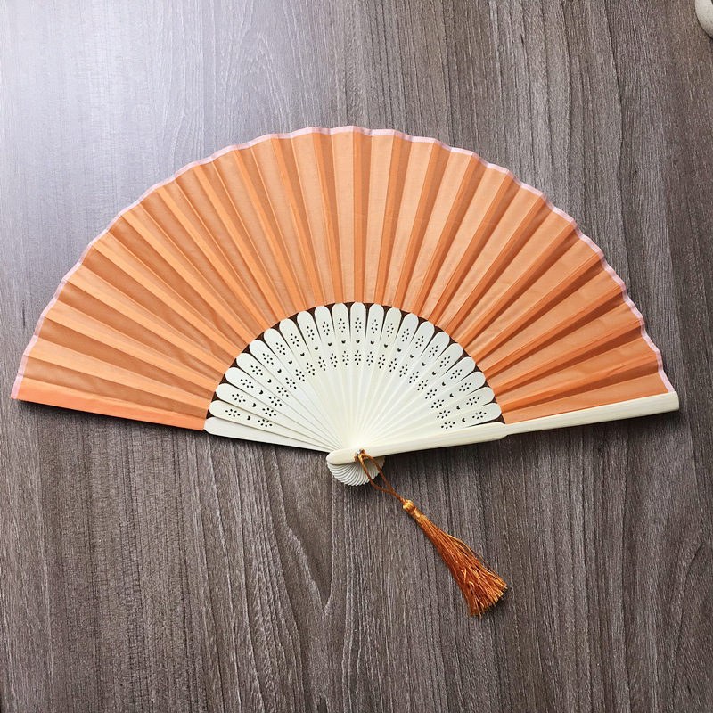 En stock paño llano transfronterizo plegable ventilador de hierro de uñas y borla llanura de la boda plegable ventilador de tela de color caramelo ventilador 15 colores opcionales