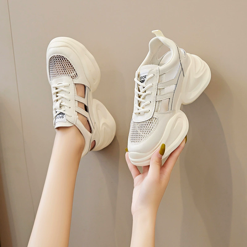 Белые женские туфли на толстой подошве, увеличивающие рост, для невысоких людей. Новые весенне-летние 2024 года, дышащие белые сетчатые кроссовки на платформе в стиле "dad shoes".
