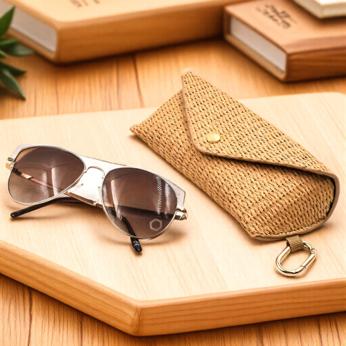 Scratch-resistant and wear-resistant PU leather sunglasses case for men and women, foldable sunglasses storage bag, suitable for business and casual light travel.