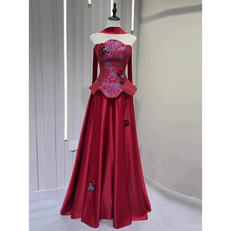 Đầm dạ hội ôm body cổ yếm đỏ đính kết cầu kỳ phong cách tân cổ điển — Đỏ rượu
