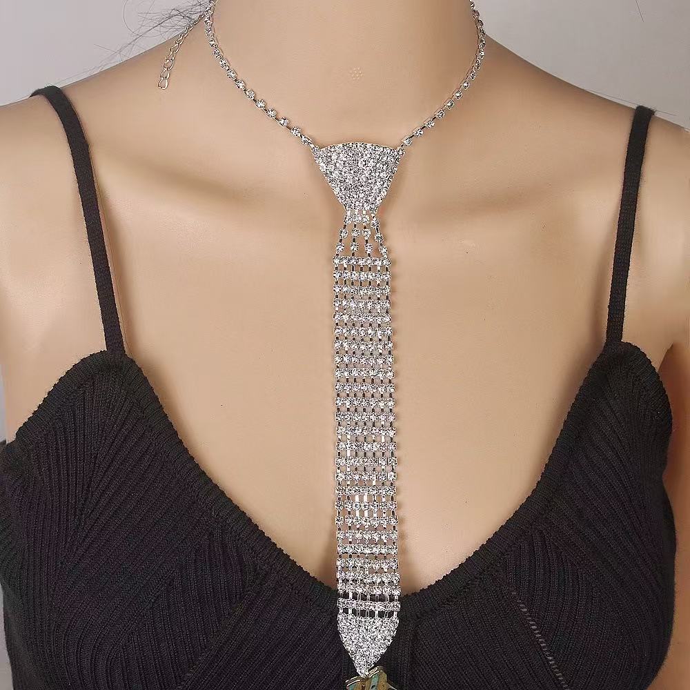 공장 직접 공급 모조 다이아몬드 목걸이 웨딩 원피스 액세서리 트렌디 한 화살표 모양의 남성과 여성의 패션 넥타이