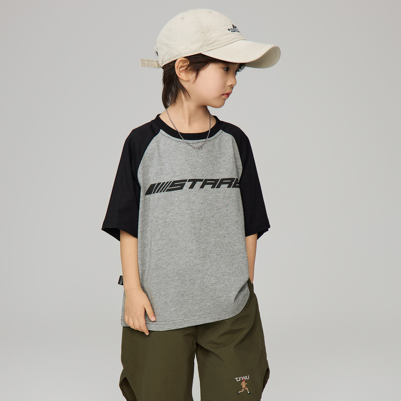 2025夏の新型子供の日系レトロなアルファベットのプリント半袖の男の子のカジュアルな丸襟の肩の袖のtシャツのファッション|undefined