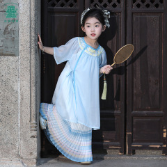 2024夏の薄手のイ族のスカートの漢服の子供の少数民族の風の女の子の2つのセットの異域のショーの服は代行します。