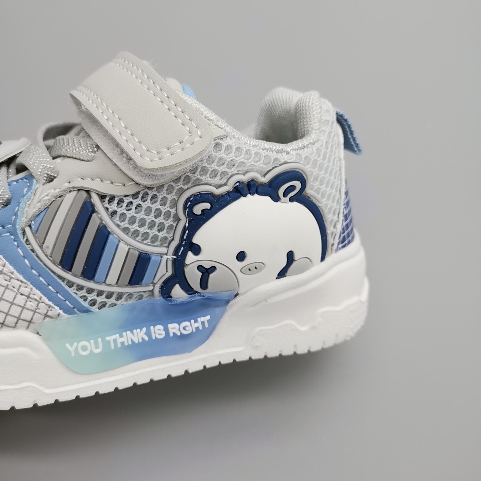 Nuevas pegatinas de malla única para niños pequeños y medianos de 3 a 8 años, zapatos para niños y niñas, zapatillas de deporte antideslizantes de suela blanda para bebés