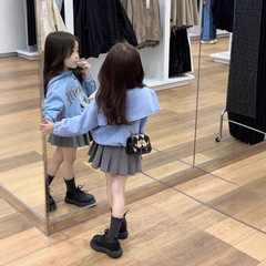 韓国の子供服2025年と秋の新型女の子のアルファベットのプリントの海軍の襟の衛衣の百タックのスカートの子供のスーツの潮