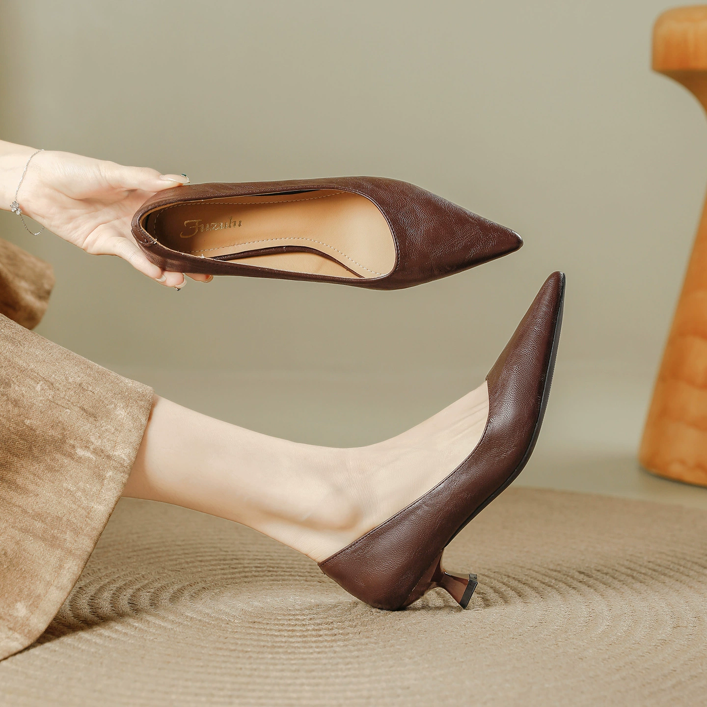 Женские туфли-лодочки с заостренным носком в стиле ретро, ​​лето 2025, новая элегантная универсальная профессиональная рабочая одежда, высокие каблуки, не утомляющие ноги