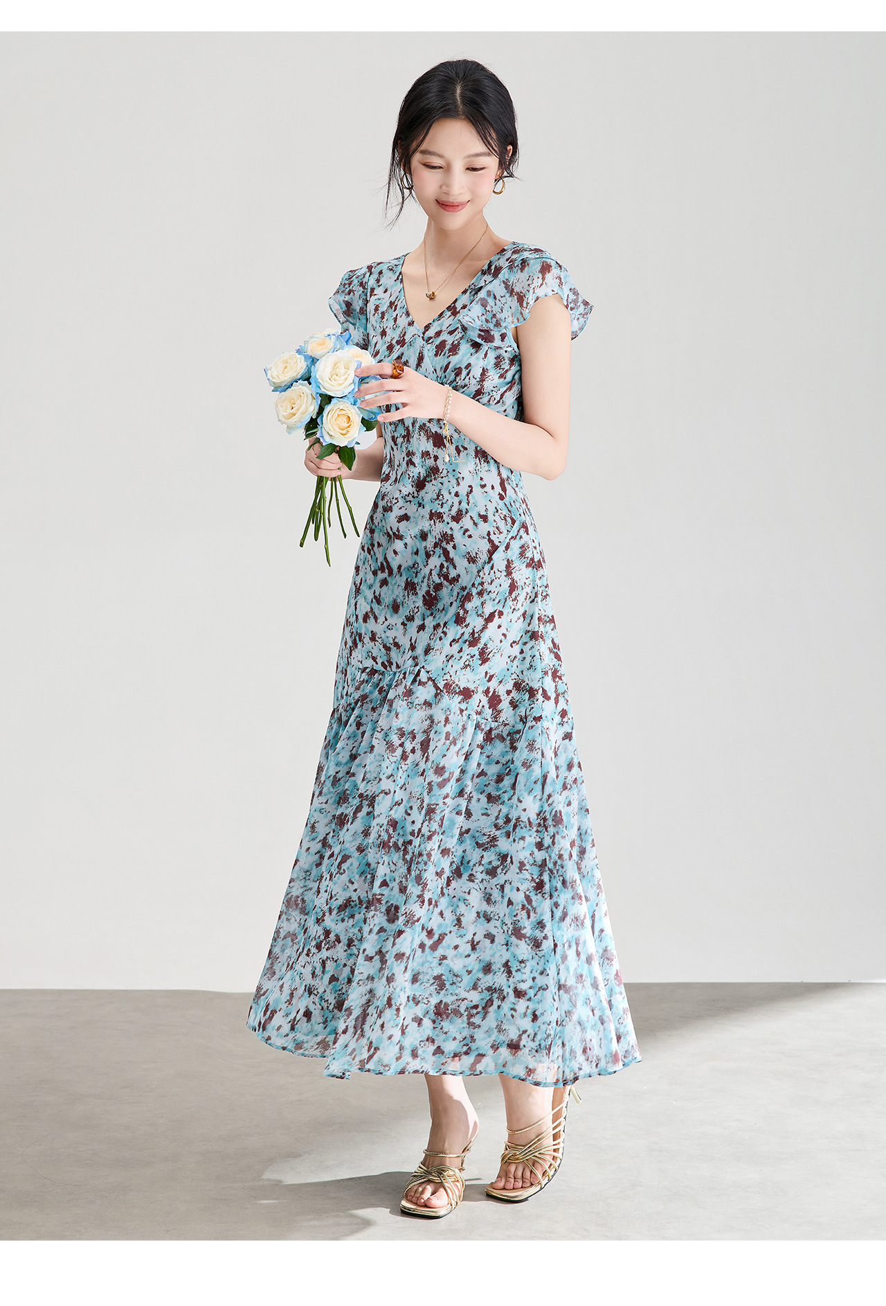 Đầm maxi nữ cổ V tay lá sen chất liệu chiffon in hoa nhí — xanh lam chi tiết 14