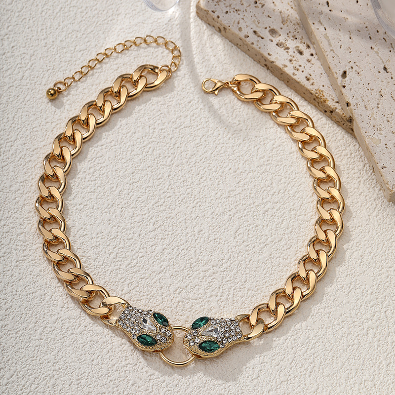 Nuevo conjunto de moda europea y americana para mujeres con accesorios de alto nivel con cabeza de serpiente, diseño ligero de lujo, regalo de fiesta de vacaciones