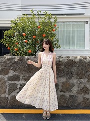 2025夏季新款收腰显瘦时尚温柔风设计感挂脖露背碎花连衣裙女chic