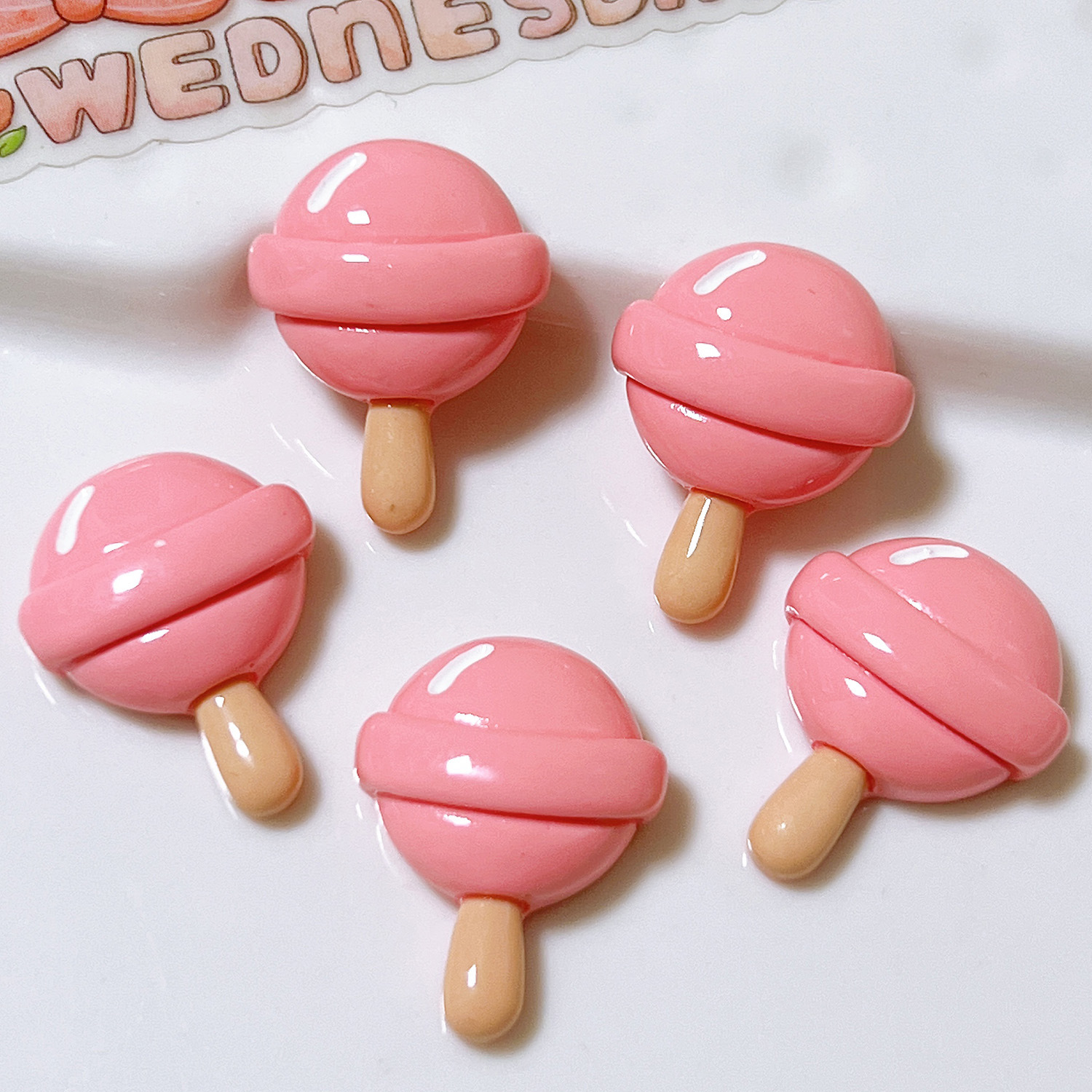 Accesorios de resina de helado transfronterizos de color gelatina piruita DIY adornamiento de cabello pegamento de crema caja de teléfono móvil colgante botón de zapato, etc.