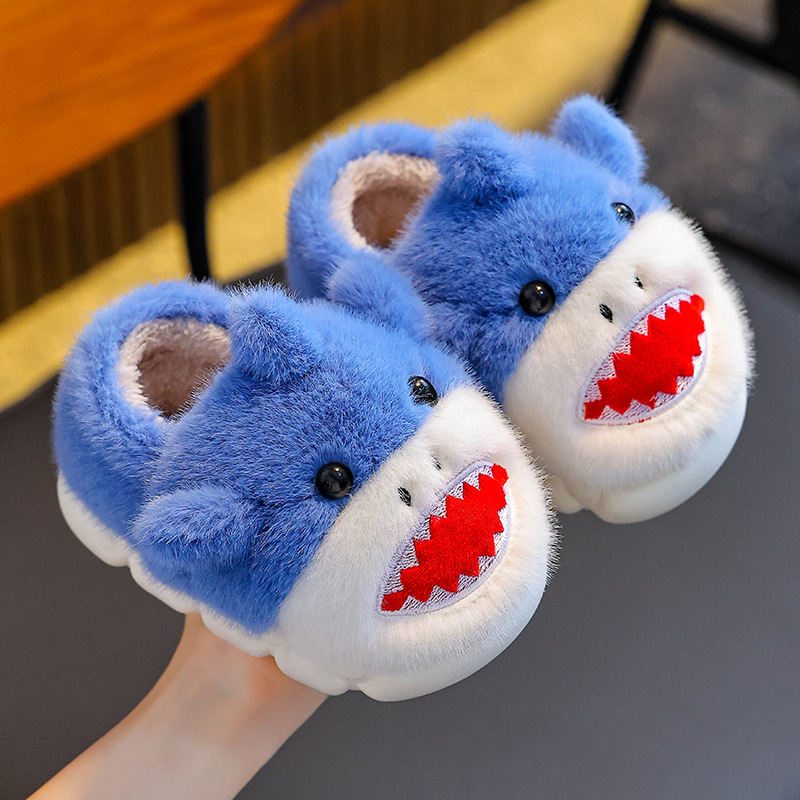 Tiburón otoño invierno zapatillas de algodón para niños, niñas y niñas, calentamiento y veludo antideslizante para padres e hijos, bolsas de tacones de algodón para niños mayores.
