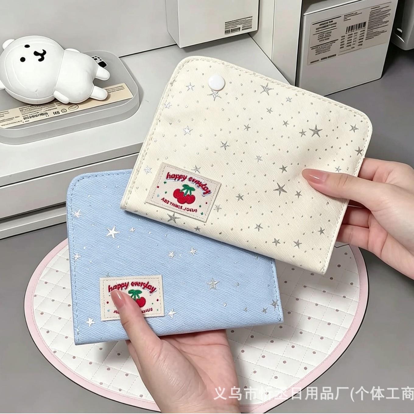 Cute and portable sanitary napkin storage bag, large capacity, with wrist strap and snap closure, suitable for students, for storing cotton pads and sanitary napkins, mini bag