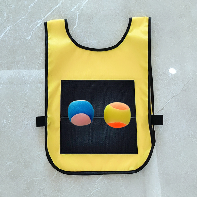 子供のくっつくボールの服はゲームの道具を避けます。|undefined