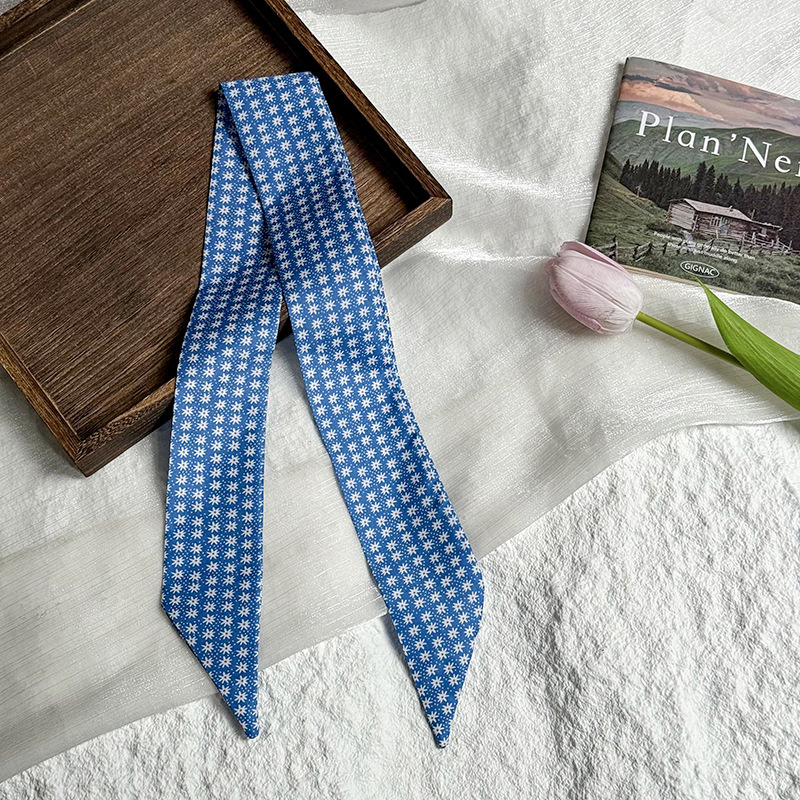 Pañuelo de seda largo, sensación de alta calidad, pañuelo de seda azul, pequeño y fresco, versión coreana del bolso de amarre de todo fósforo, bufanda de cuello pequeño con serpentina
