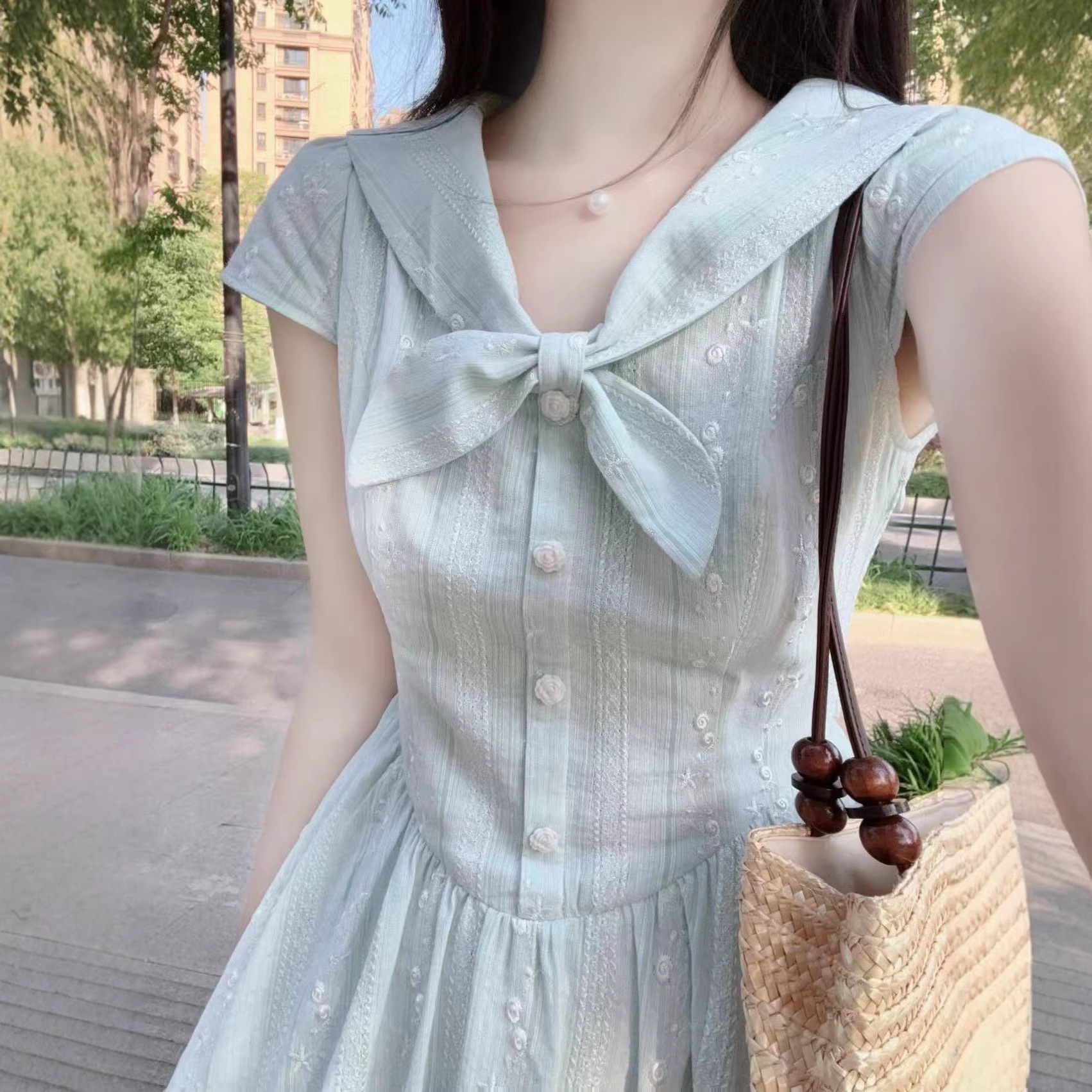 Váy liền thân suông midi màu xanh nhạt thiết kế eo ôm nhẹ — màu xanh nhạt chi tiết 4