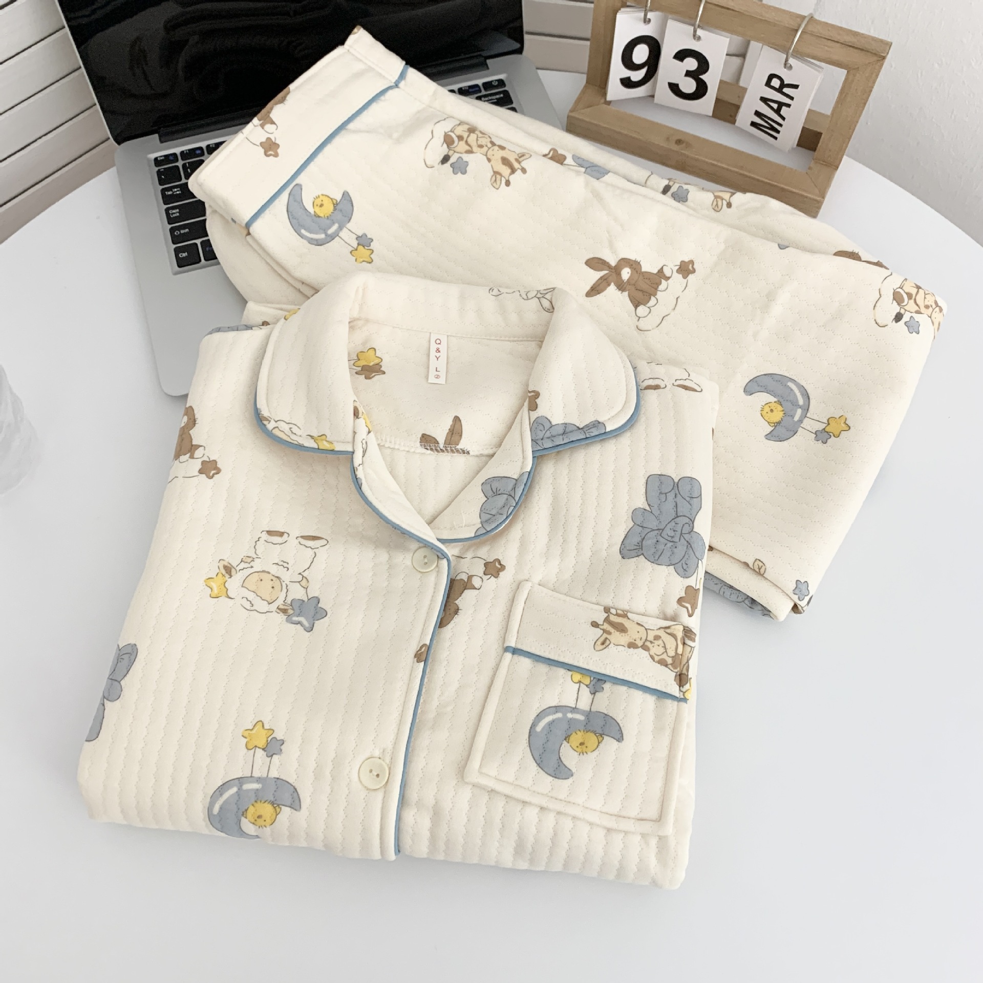 Lápices japoneses pequeños nuevos pijamas de algodón de aire primavera / otoño / invierno mezclado lindo cálido dibujos animados conjunto de ropa para el hogar