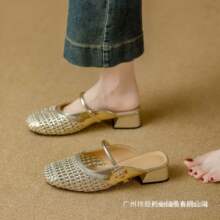 ���^��ʽС�߸�����Ů�⴩һ�֎����e�r��С���U�հ��^��Ь