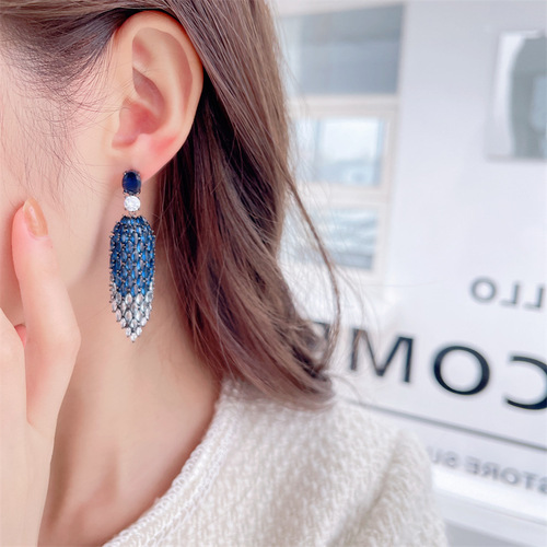 Trendy new European and American-style earrings—luxurious, ultra-shiny, oversized rhombus-shaped statement pieces with intricate craftsmanship and premium cubic zirconia inlays, available for wholesale.