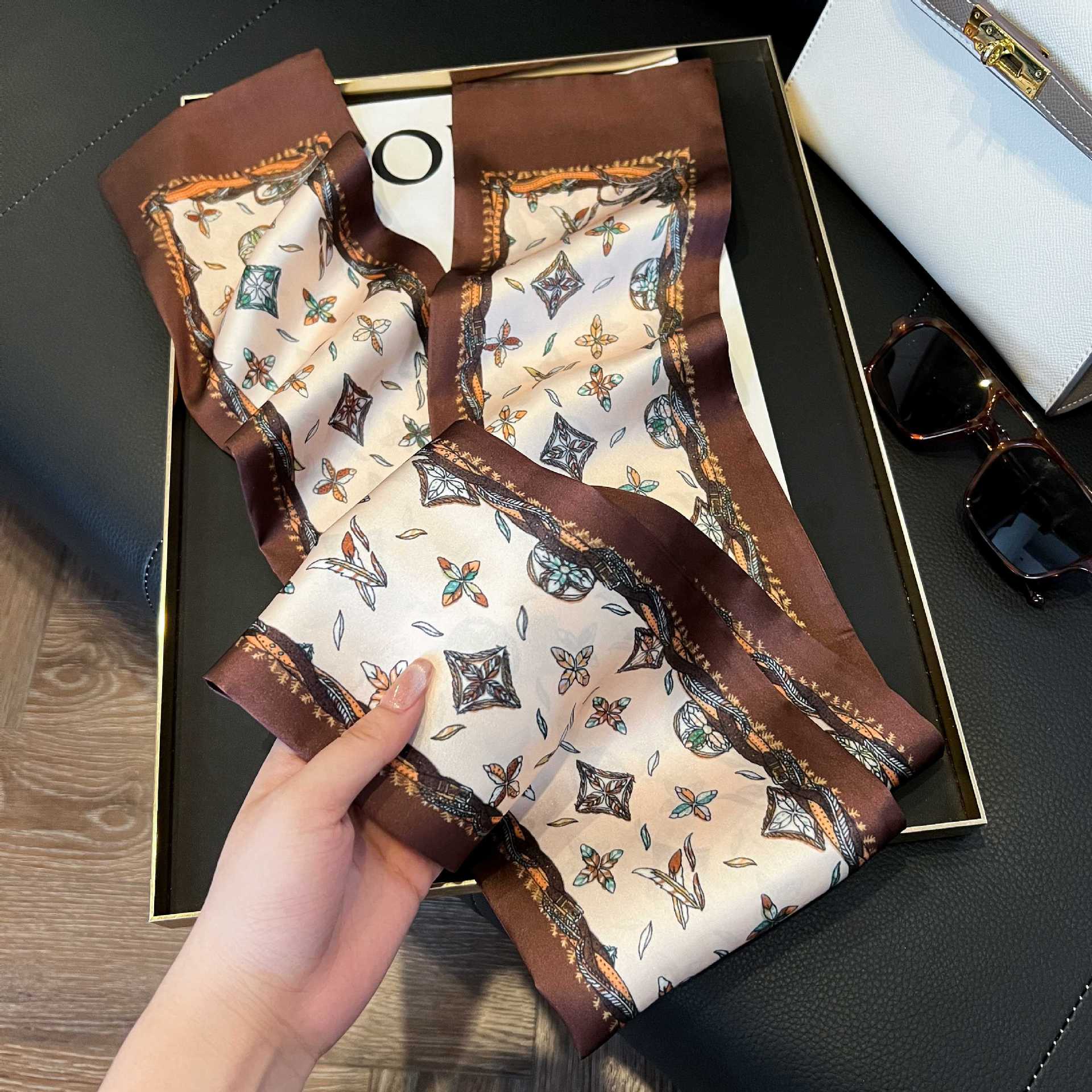 Nueva bufanda de seda pequeña banda larga estrecha para el cabello mujer estilo primavera y otoño moda madre bufanda estilo verano estilo fino serpentina bufanda al por mayor