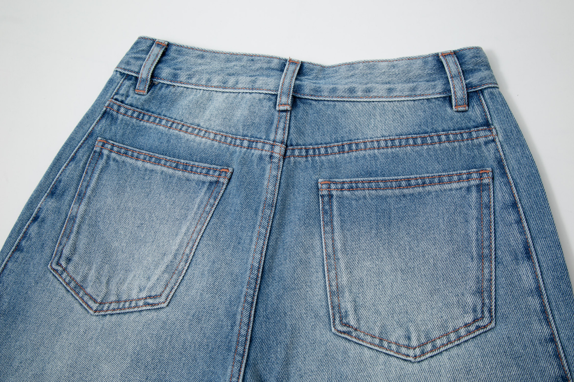Hellblaue High-waist Balloon Jeans Mit Geschwungenem Saum Damen_voghion.com