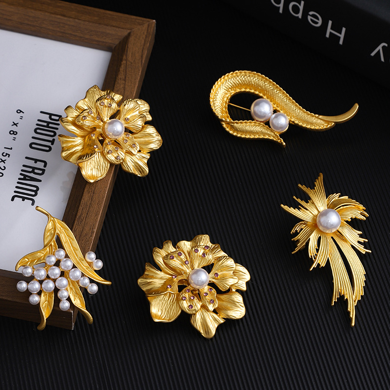 Retro Gold Brooch, High-End, Light Luxury, Double-Layer Pleated Petals, Diamond-Encrusted Corsage, Three-Dimensional Outwear Pin Wholesale