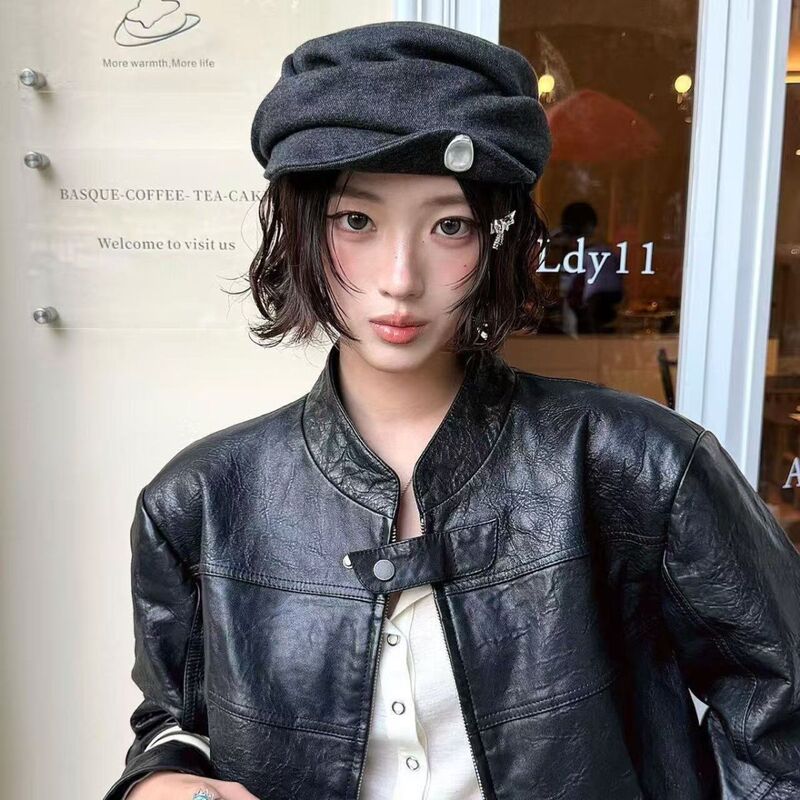 Vintage metal buckle, wide-brimmed black newsboy cap, equestrian hat for women, suitable for spring, autumn, and winter, with a literary and artistic design, featuring pleats, and a face-slimming effect Vintage metal buckle, wide-brimmed black newsboy cap, equestrian hat for women, suitable for spring, autumn, and winter, with a literary and artistic design, featuring pleats, and a face-slimming effect