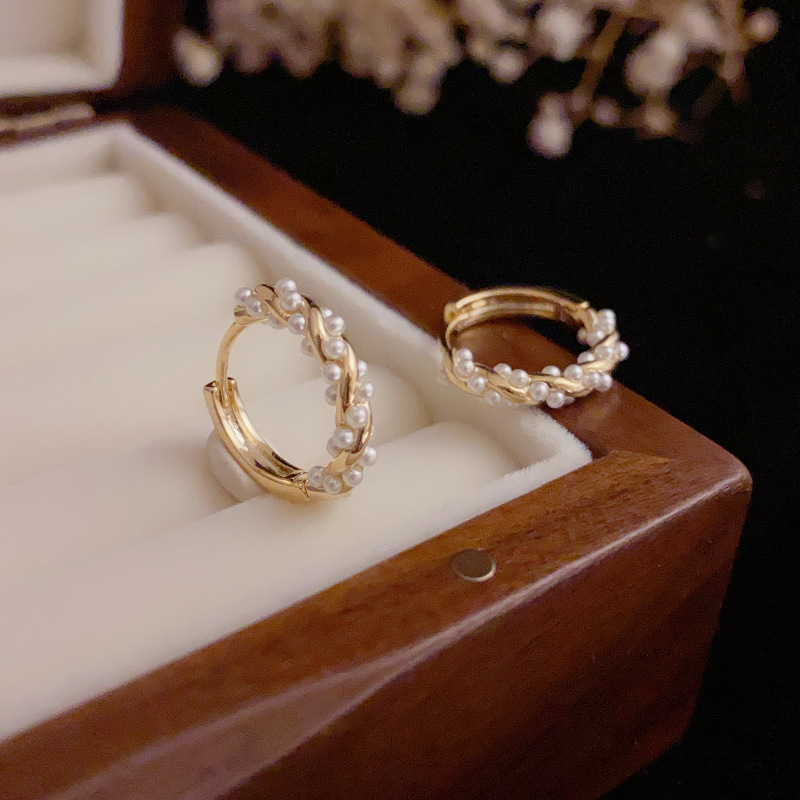 Elegant geometric earrings from pearl