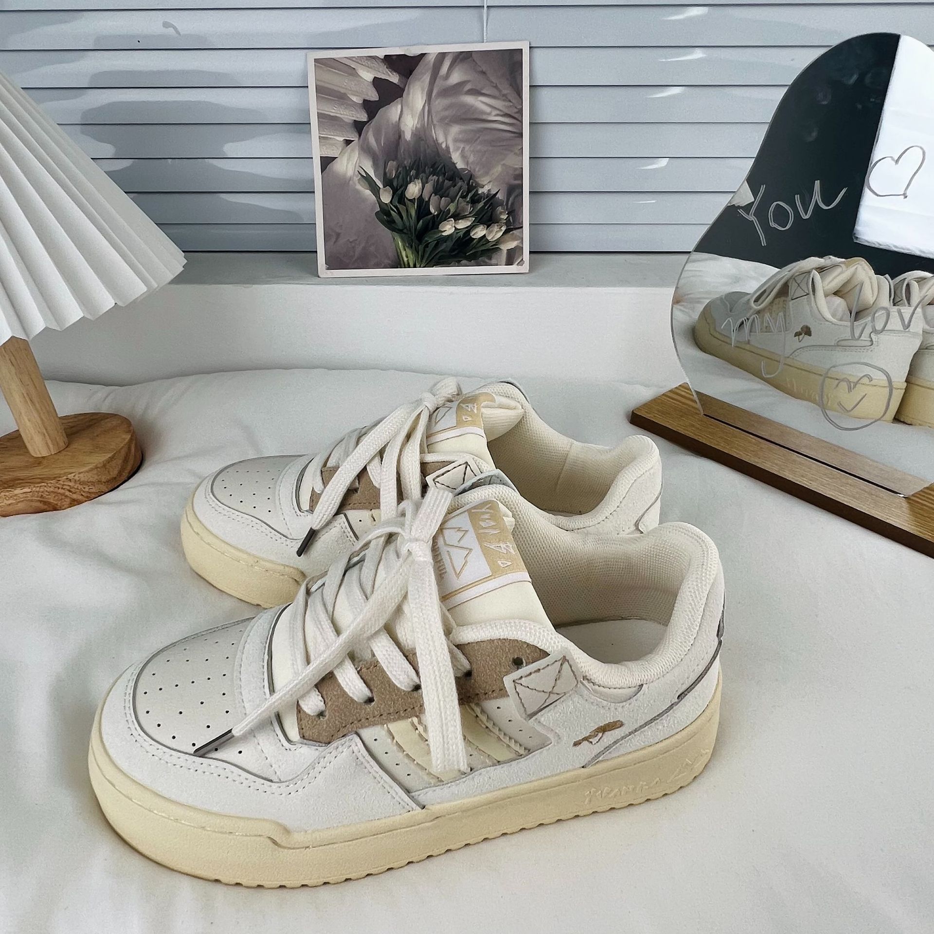 Otoño 2023 nuevos zapatos blancos versátiles del estilo coreano para las mujeres de los estudiantes
