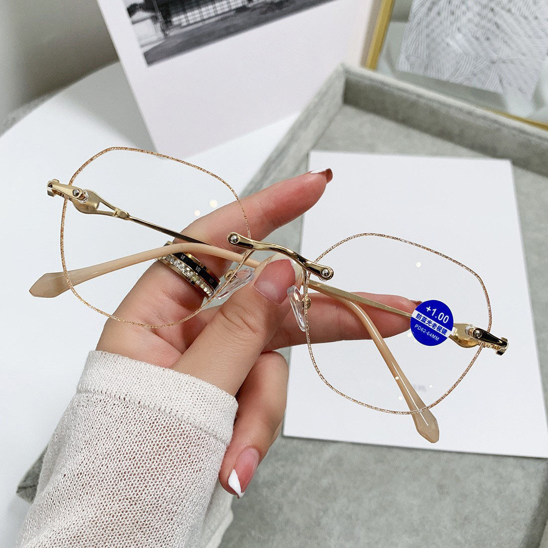 Clásico y elegante damas gafas de luz de metal para mujeres de mediana edad de moda anti-luz azul marco de gafas de luz de luz