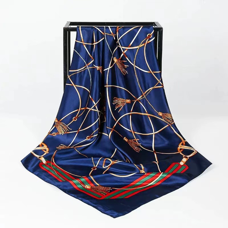 90 스퀘어 스카프 [체인 스파이크 네이비]