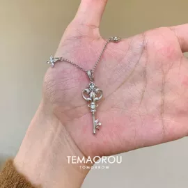 耳钉;耳环;耳夹