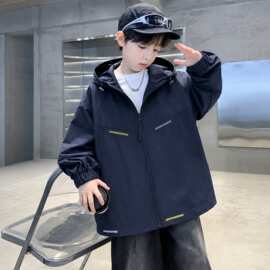 儿童冲锋衣男童2026秋季新款纯色连帽明线装饰中大童宽松休闲外套