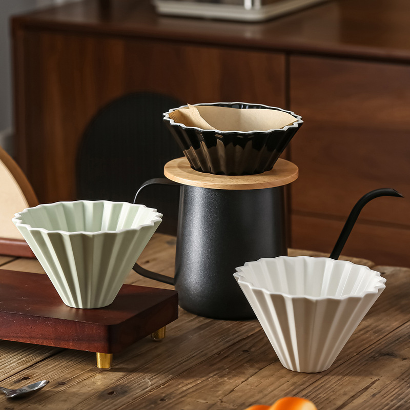 Origami-pattern ceramic hand-brew filter cup, petal-shaped conical coffee filter, Japanese-style ruffled V60 coffee funnel for home use Origami-pattern ceramic hand-brew filter cup, petal-shaped conical coffee filter, Japanese-style ruffled V60 coffee funnel for home use