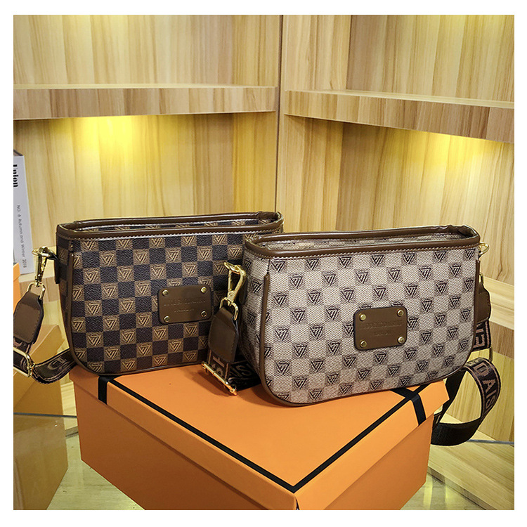 Women's bags 2023 new style versatile printed armpit bag Internet celebrity temperament high-end single shoulder crossbody bag small square bag_voghion.com