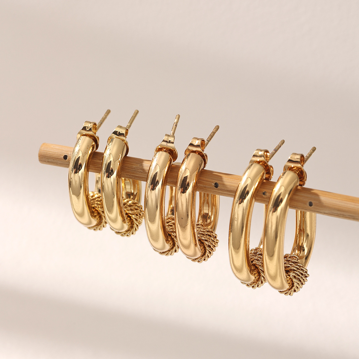 Alta Europa y los Estados Unidos transfronterizos acero inoxidable chapado 18K oro real aretes geométricos ligeros de lujo de alto nivel nicho auriculares al por mayor