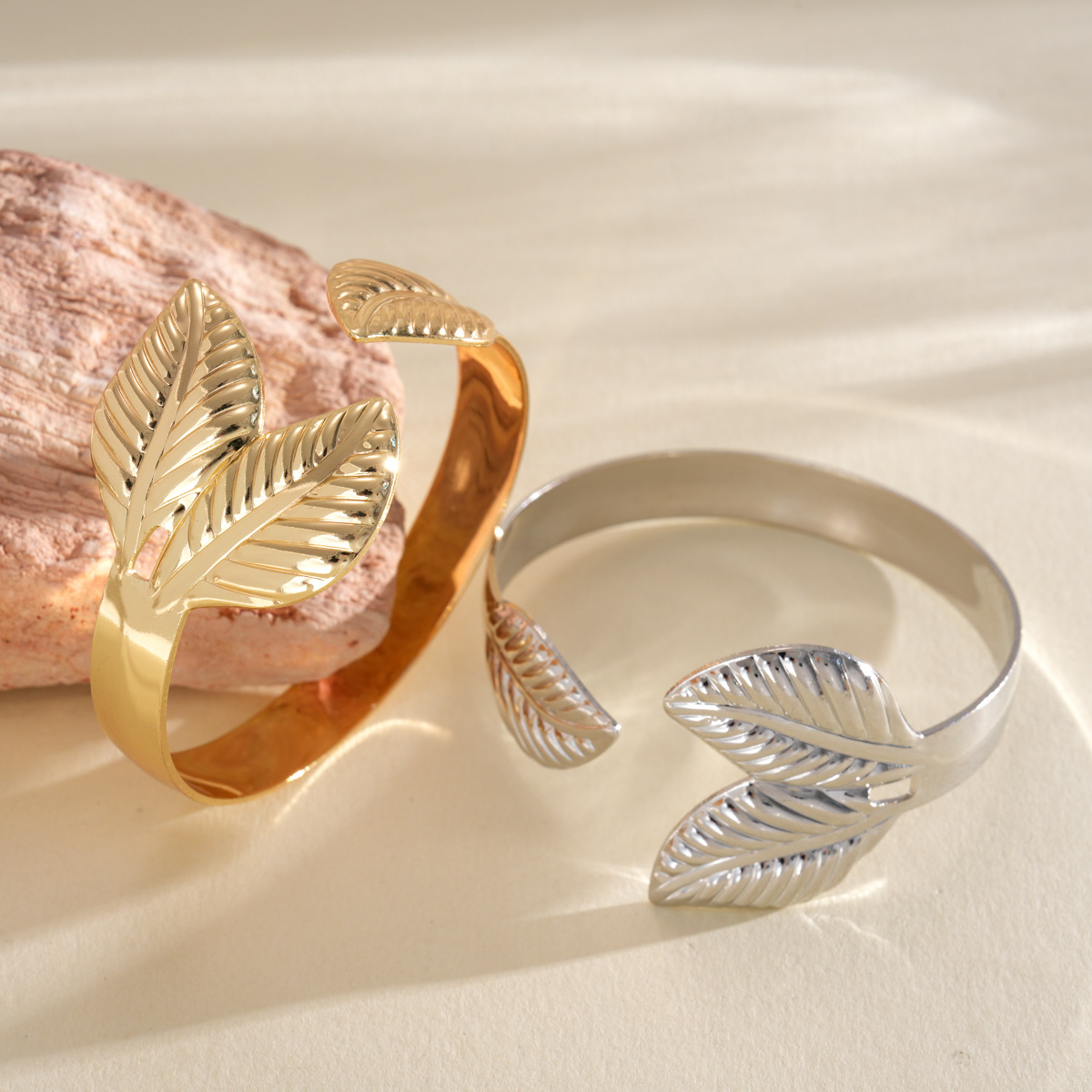 Brazalete de hoja abierta de viento metálico europeo y americano simple nicho pulsera de alta sensación de personalidad temperamento de moda joyería image 3