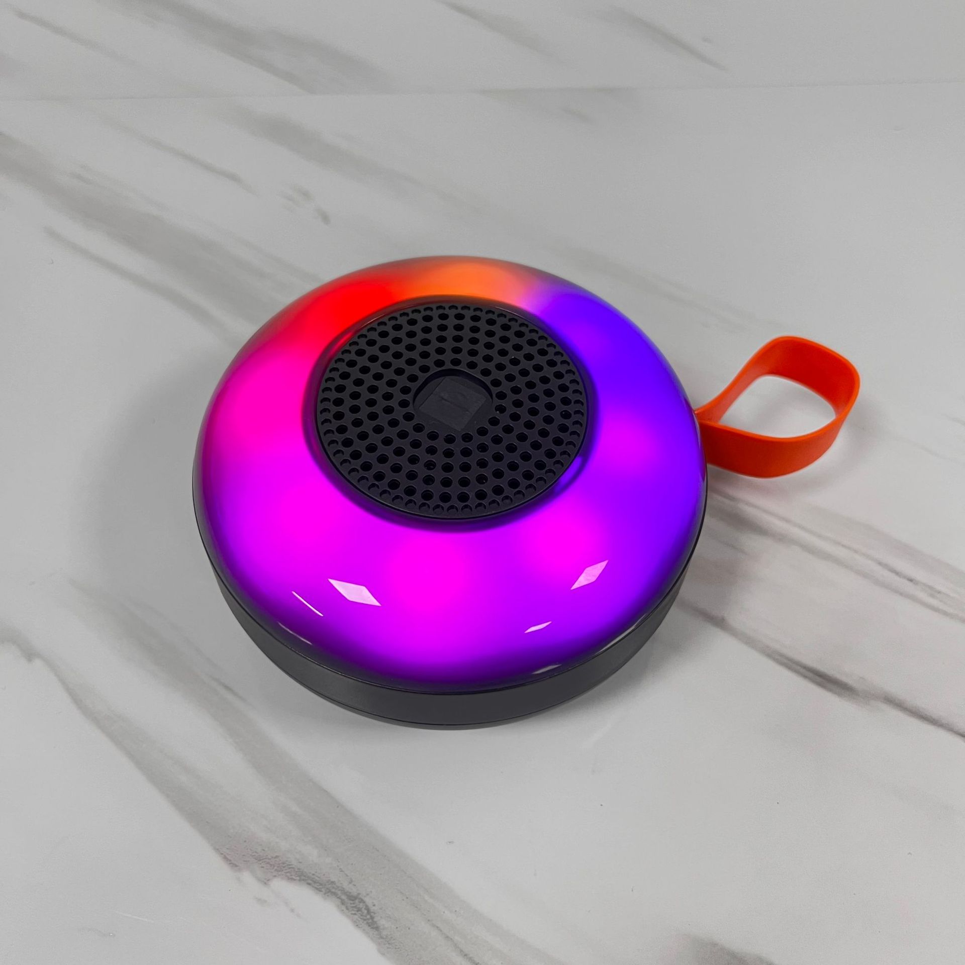 Altavoz pequeño con colgante para ciclismo, subwoofer Bluetooth, altavoz inalámbrico para exteriores con tarjeta insertable, luz colorida, reproductor multifuncional para el hogar