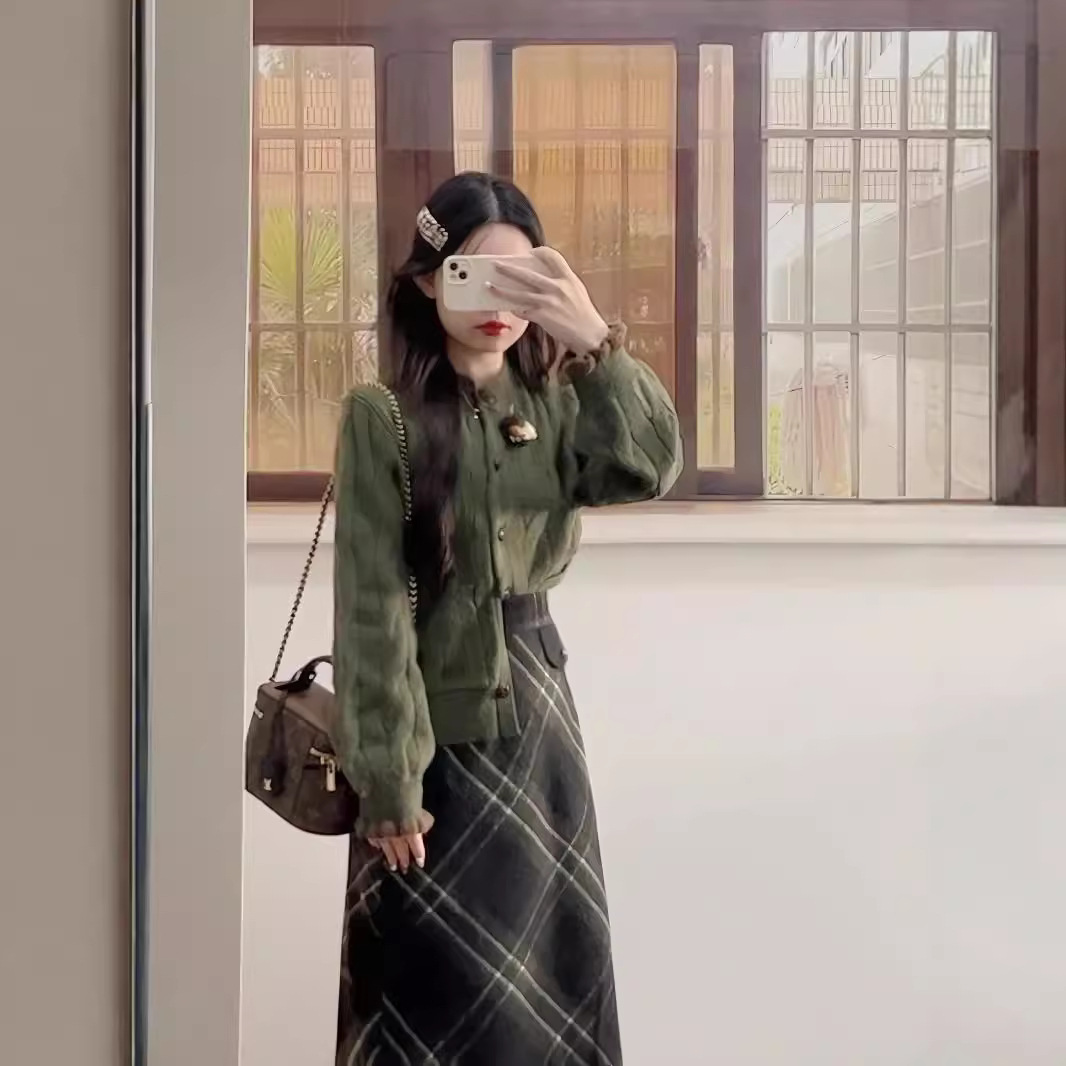 Fashionable universal retro green sweater