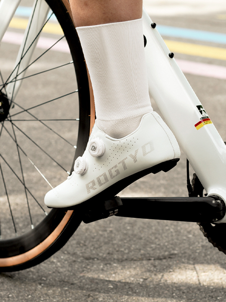 Zapatos de bloqueo de automóviles de carretera, fibra de carbono, zapatos de ciclismo, botones dobles para hombres y mujeres, zapatos de autobloqueo para bicicletas, zapatos de asistencia de suela dura image 2