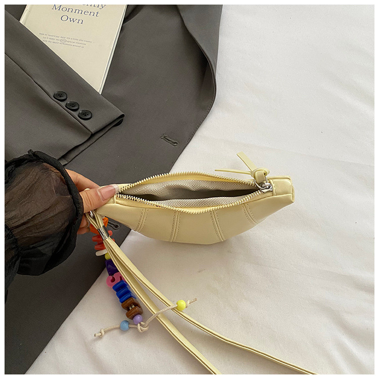 The cute horn bag with a niche neckline design is fashionable and trendy. The mini crossbody bag is in a solid color, simple and elegant with a high-end texture undefined