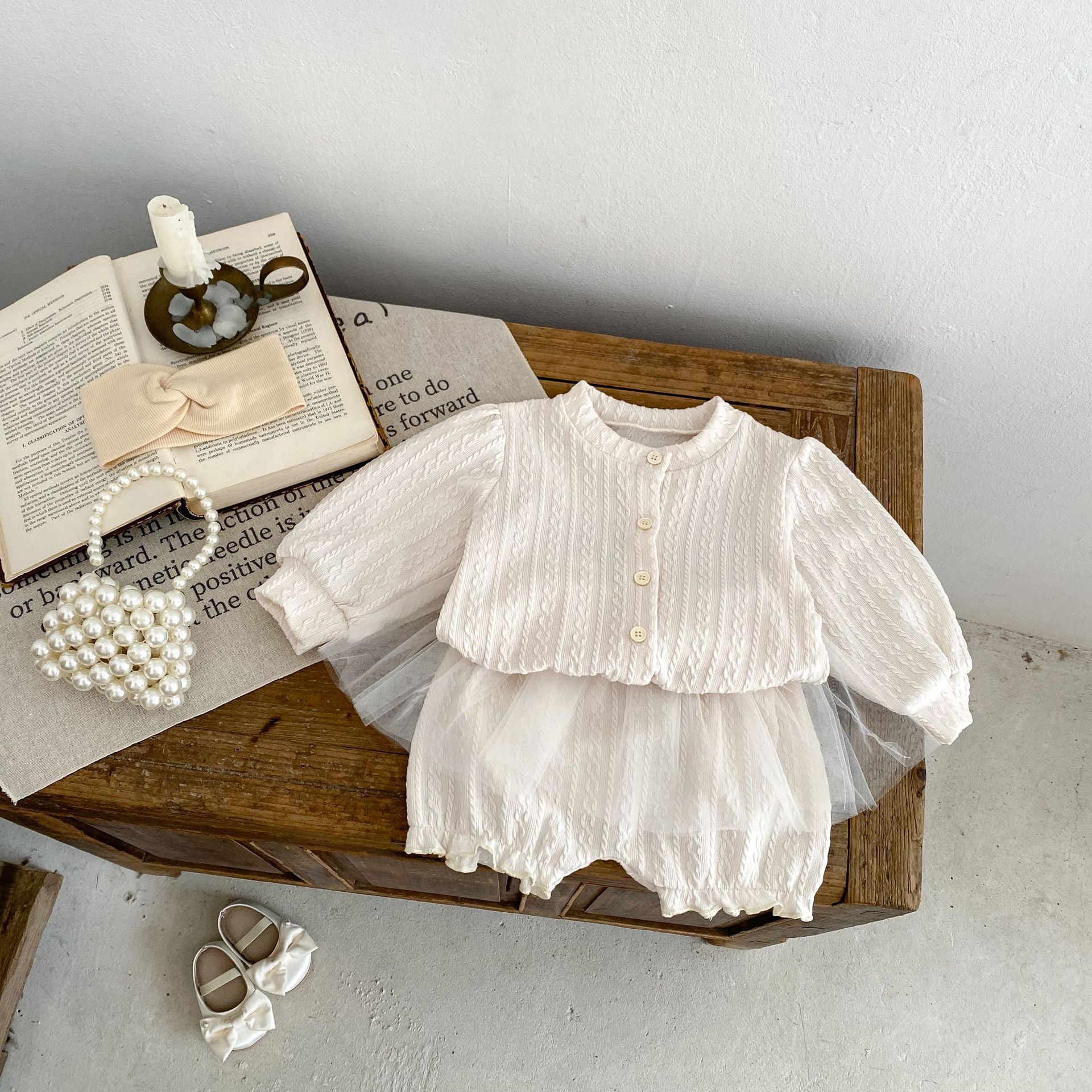 Jesenski set od tri dijela za djevojčice 2024. s čipkastom majicom s ovratnikom, mrežastim hlačama i jednobojnim žakard kaputom, Taken_voghion.com