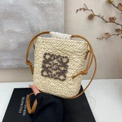 フランス式藤編み草編みバッグファッショングラデーションシングルバッグ手作りのラフィソース工場休暇中にバケツバッグを斜めに掛けます。