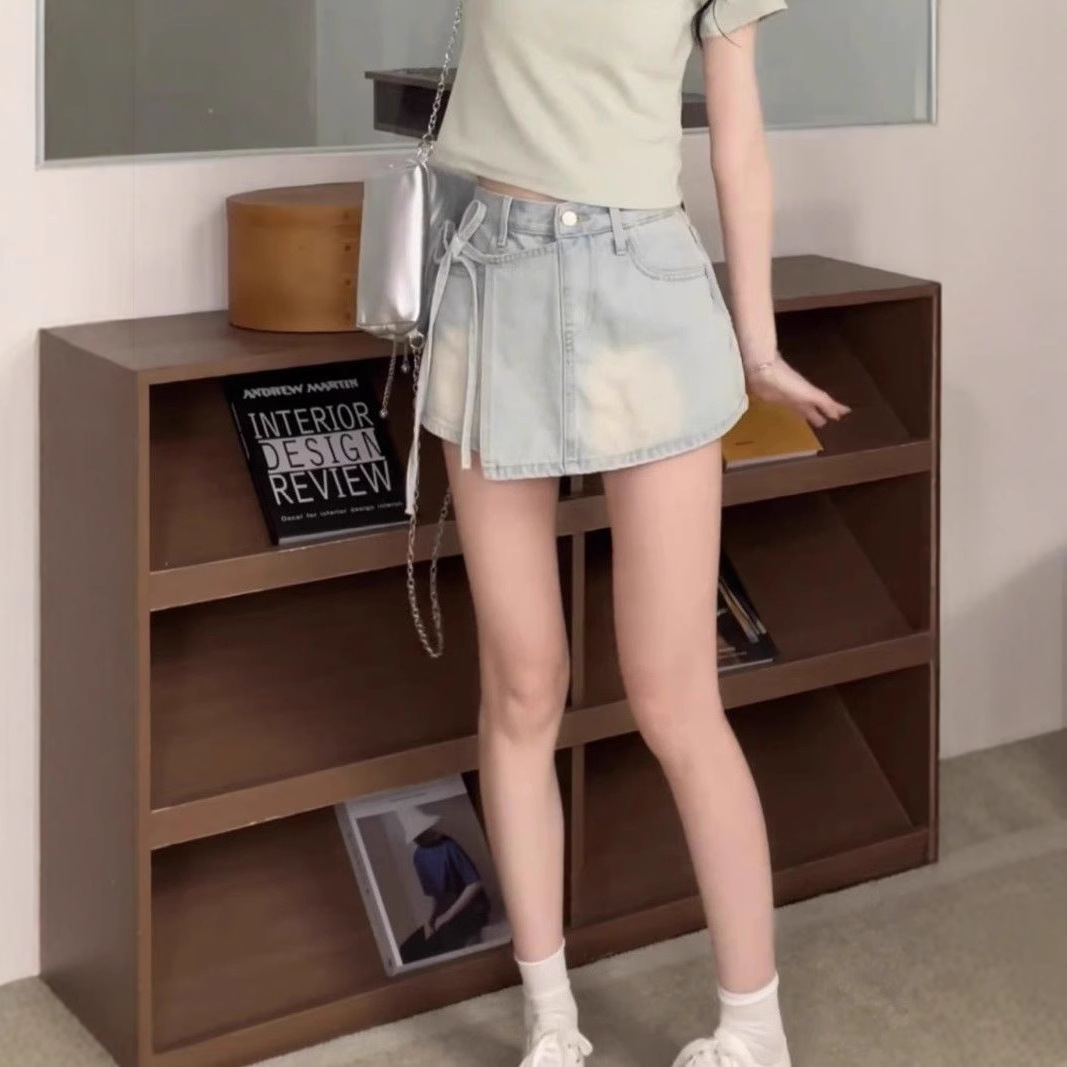 여름 높은 허리 다리 쇼 데님 반바지 여성 2025 새로운 가짜 투피스 나이 감소 스트랩 디자인 가슴 바지 스커트