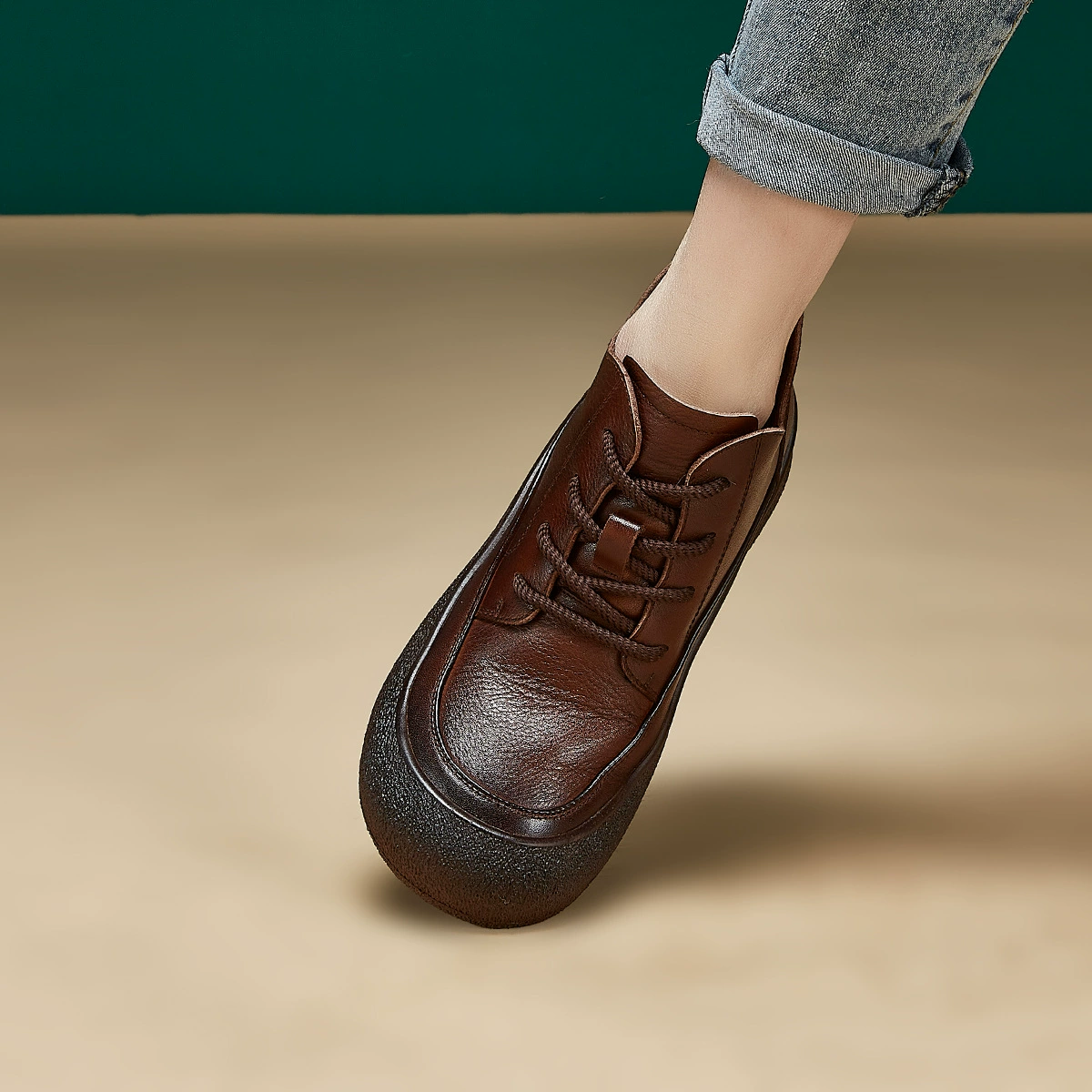 Кожаные ботинки 2025, осенне-зимние новые короткие ботинки ручной работы на толстой подошве в стиле ретро, ​​женская обувь, теплая универсальная хлопковая обувь на флисовой подкладке, обувь для мам