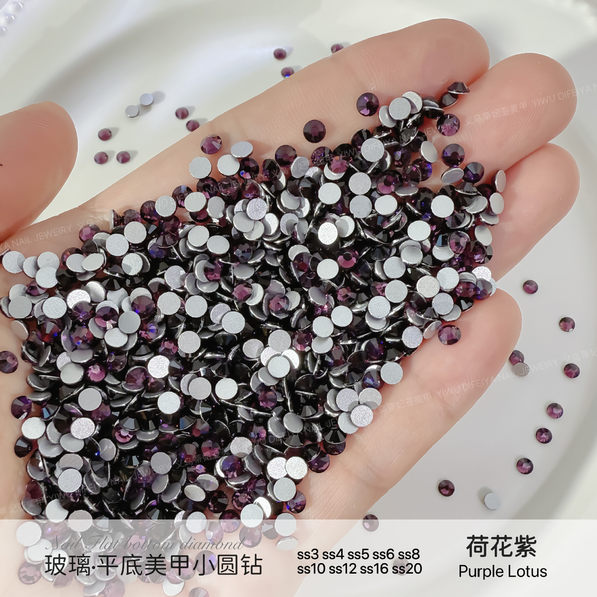 은색 배경에 보라색 연꽃