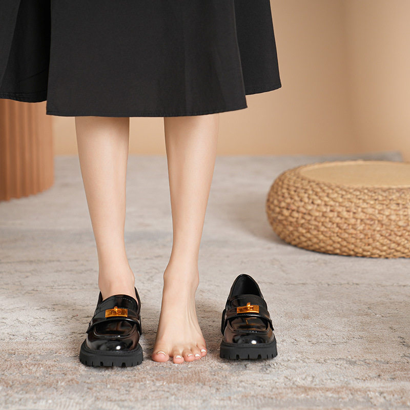 Giày lười nữ da mềm mũi tròn đế dày khóa vàng gót vuông 3–5 cm — Màu đen