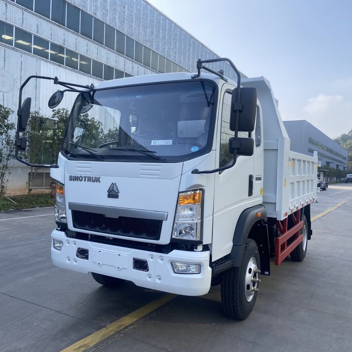 Export of HOWO 4x2 dump trucks for short-distance cargo transportation of soil, gravel, and stones; used HOWO 4x2 dump trucks