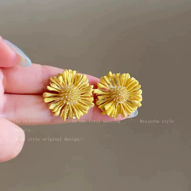 2026 viento falso sensación de atmósfera super inmortal pendientes de flores de malla temperamento suave de chiffon para mujeres pendientes