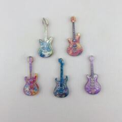 新商品のアクリルはカラーの色合わせのギターシリーズのペンダントを貼ります。