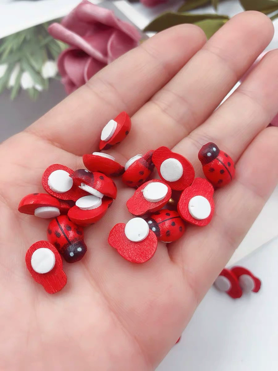 Домашняя мини-божья коровка Миниатюрный пейзаж Мини-божья коровка Пасторальный деревянный жук с двусторонней лентой на спине.